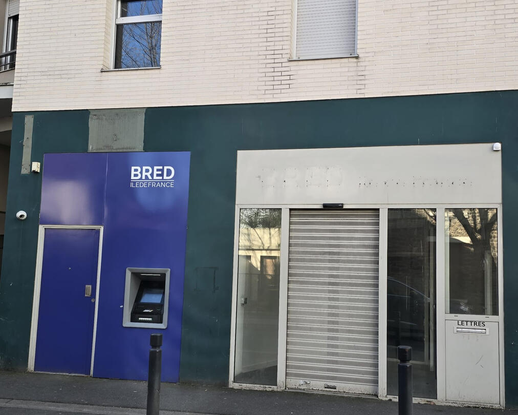 Photo du seul guichet DAB au sud de la ville, au croisement rue Étienne Dolet et rue de Mâcon