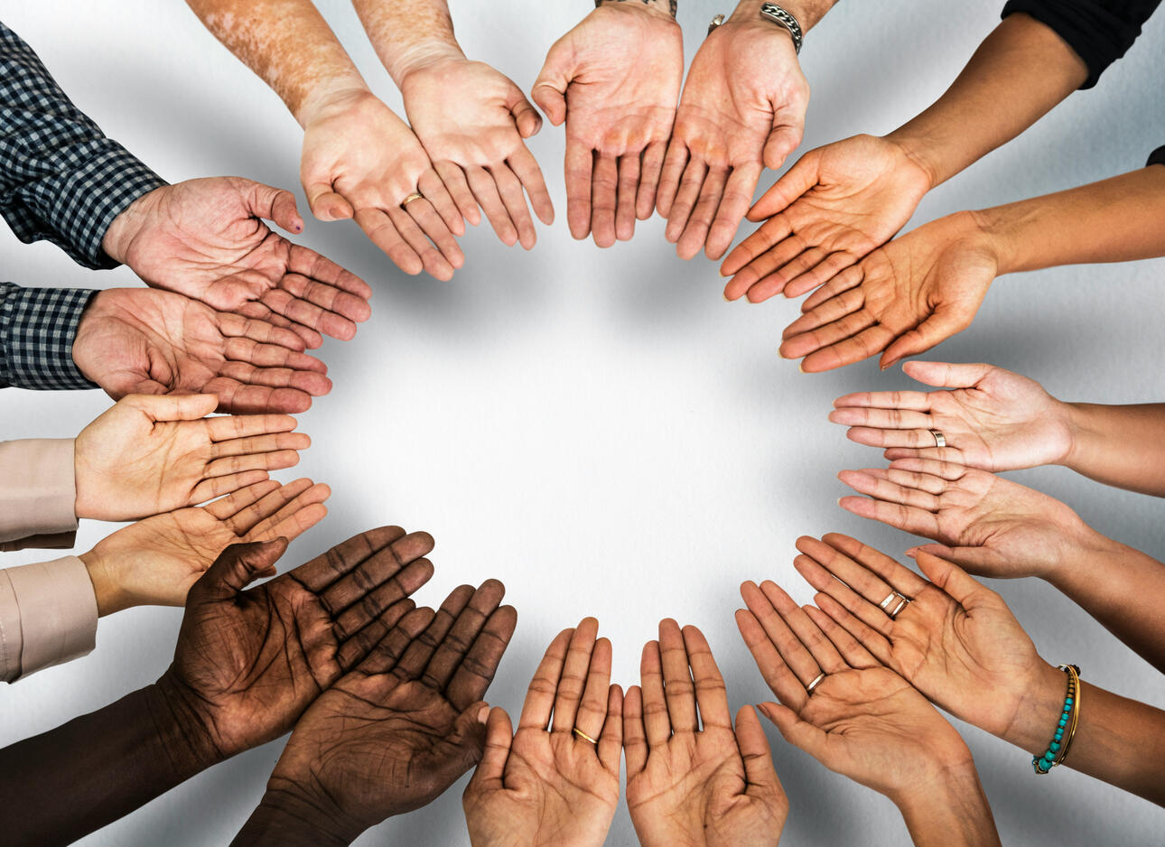 Image d'illustration - Contre toutes les formes de discrimination et de racisme Photo d'illustration : cercles de mains de personnes de tous âges et couleurs