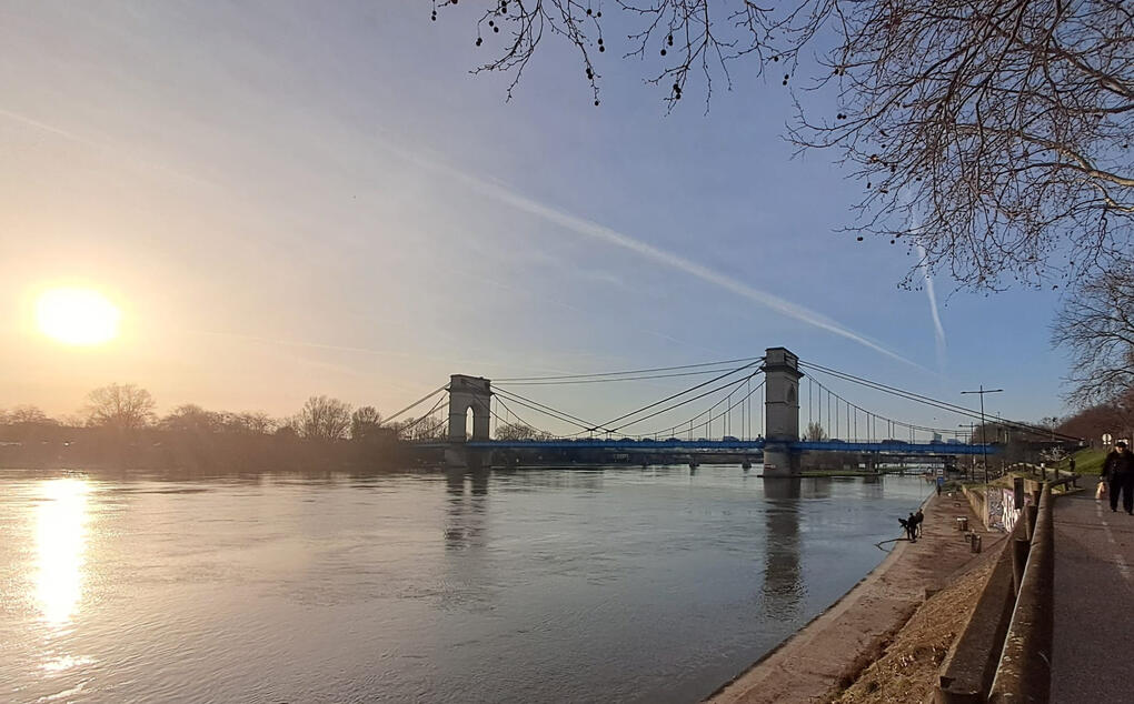 Vue sur le pont du Port à l'Anglais depuis les bords de Seine