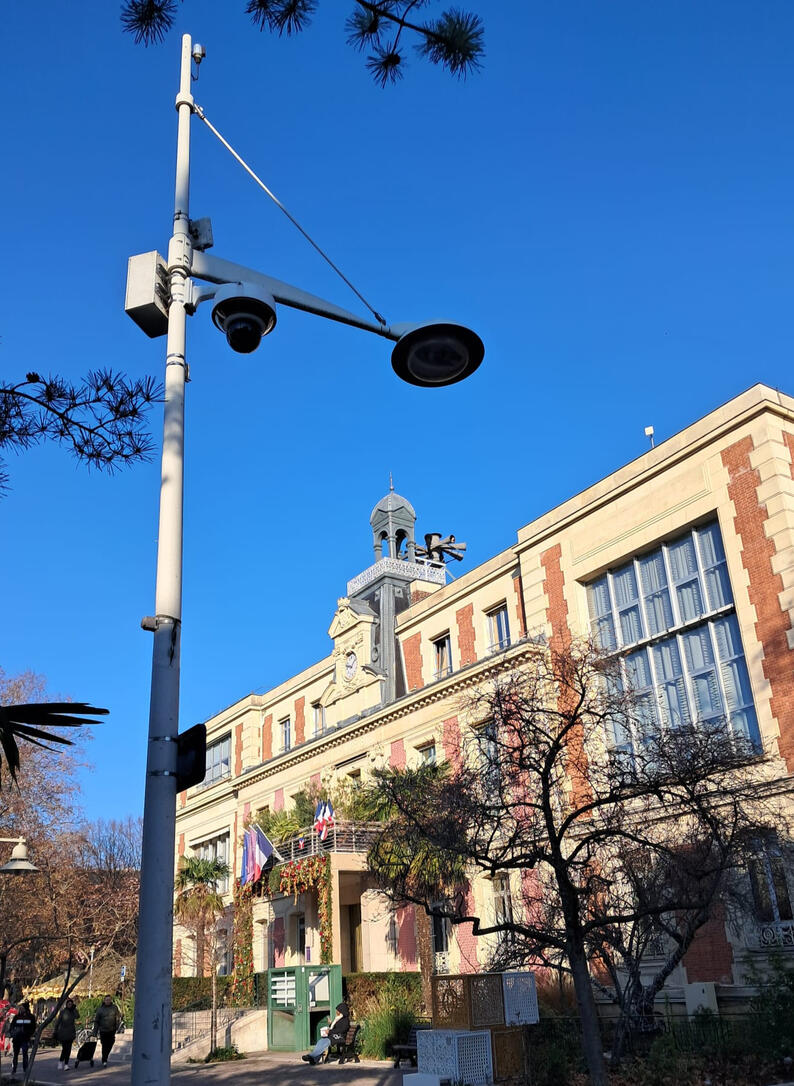Caméra de vidéosurveillance sur la place de l'Hôtel de Ville