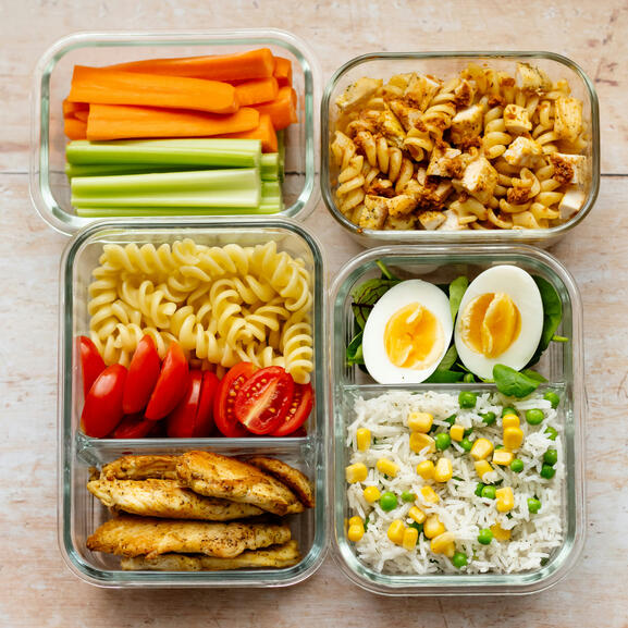 Photo d'illustration montrant des boîtes à repas avec des plats et crudités sains et frais.