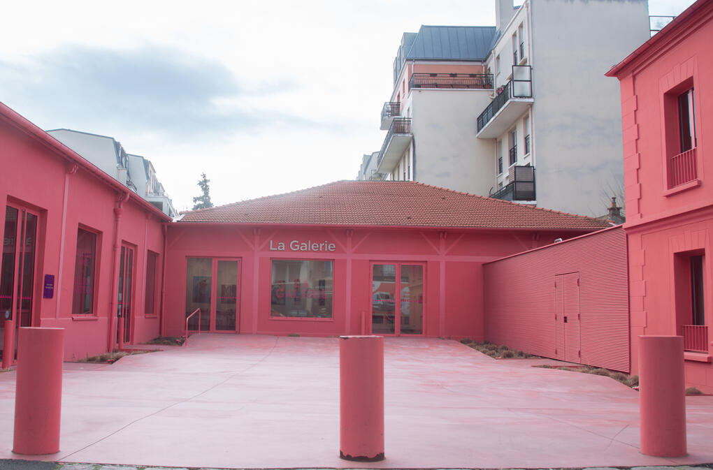 Photos de l'entrée rose de la galerie Le 148.