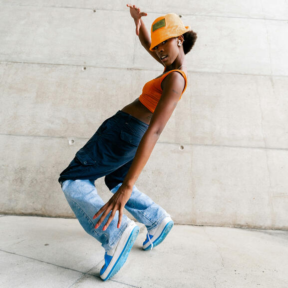 Photos d'illustration d'une jeune street danseuse prenant la pose.