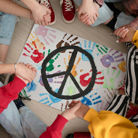 Illustration du vivre ensemble et de la tranquilité : fresque collective autour du symbole de la paix.